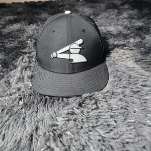 New Era Chicago White Sox Authentic 59FIFTY Fitted Hat 7 3/8 Black lightly used
